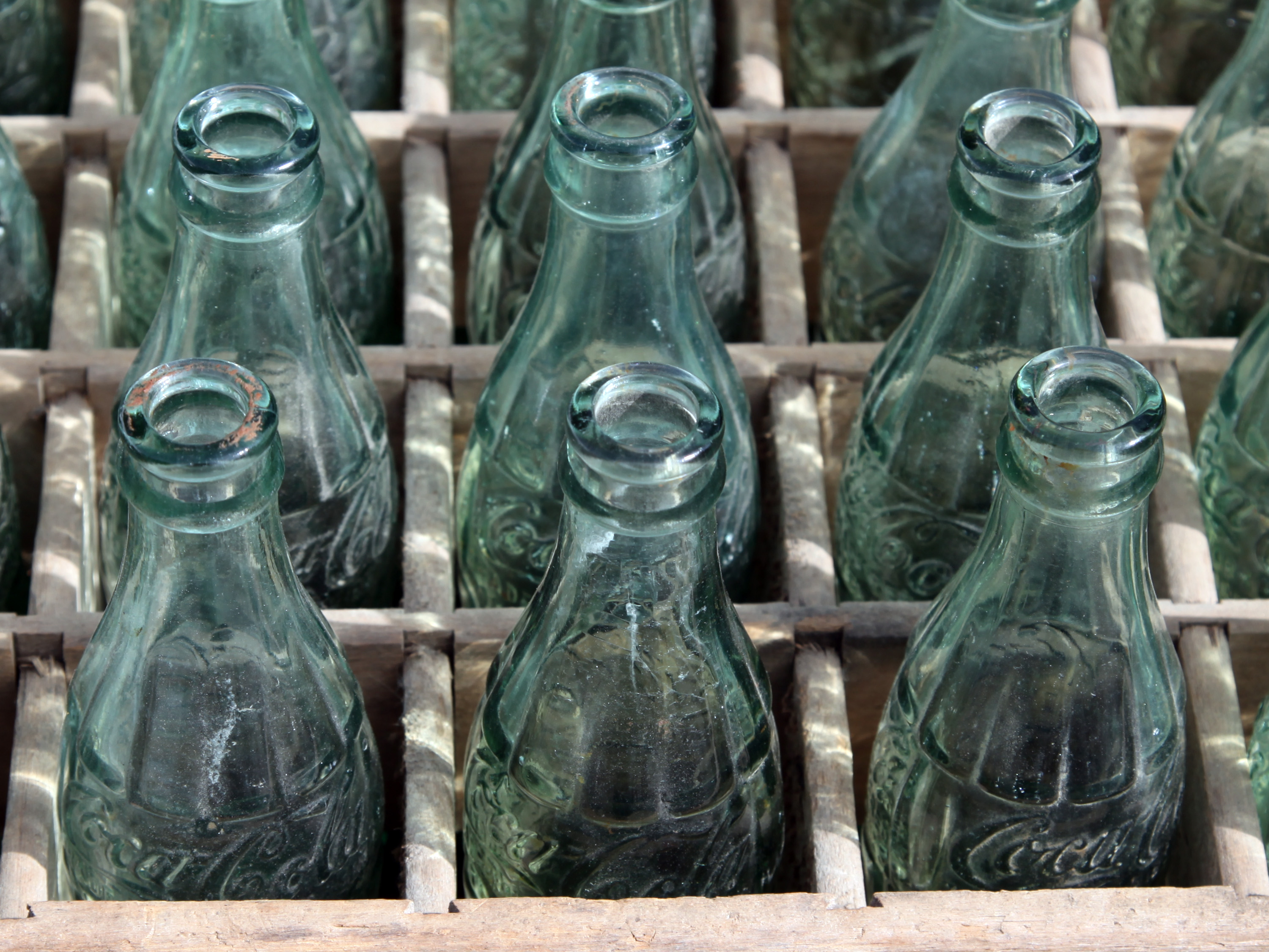 Красивая стеклянная бутылка. Стеклянная бутылка. Красивые стеклянные бутылки. Пустая бутылка.
